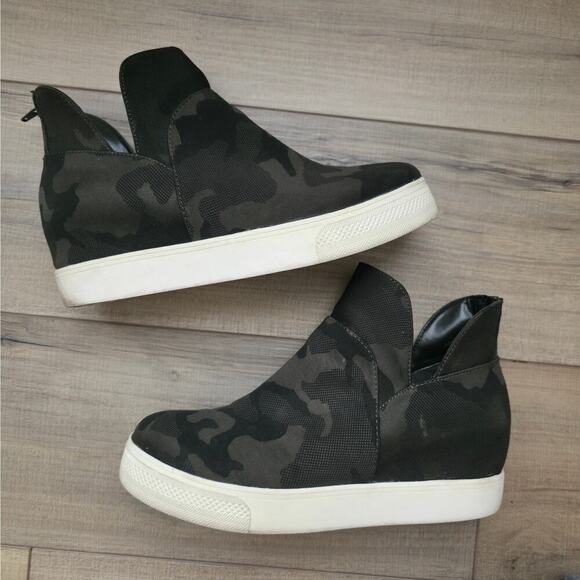 Steve Madden Shoes - Steve Madden Winnie Sneaker Bootie Camo Zip-up Shoes Women Sz 9 US